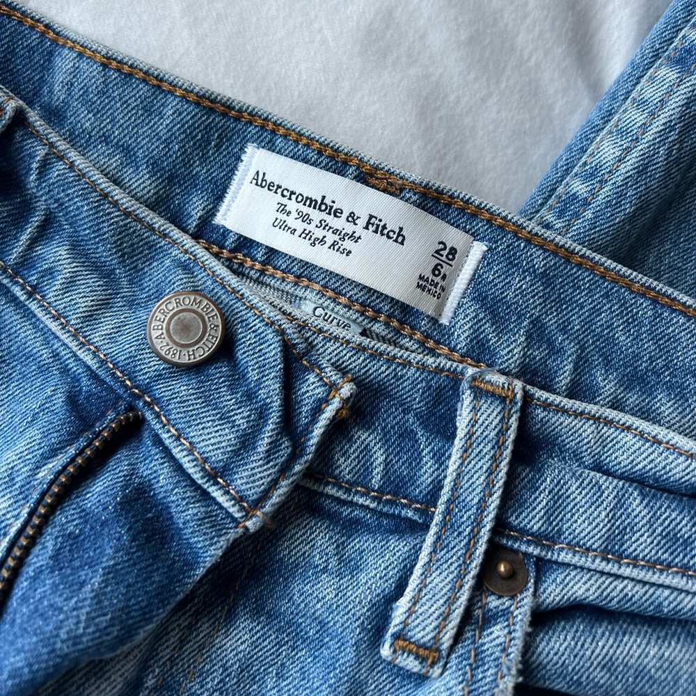 Abercrombie ‘90s Straight Ultra High Rise Size 6/28